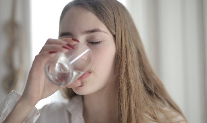 Kebanyakan Minum Air Putih, Apa Bahayanya?