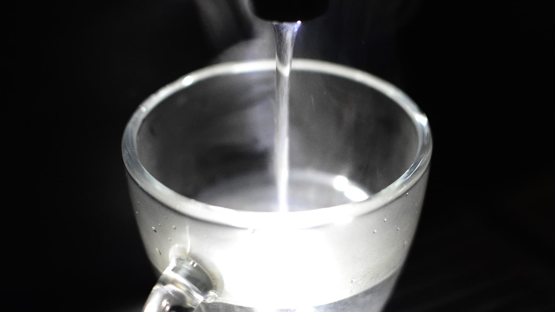 10 Manfaat Minum Air Hangat Setiap Hari, Lebih Berkhasiat?