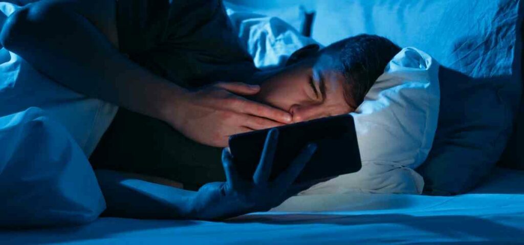 Baik itu komputer, laptop, HP, maupun TV, semua gadget mempunyai efek buruk pada tidur.