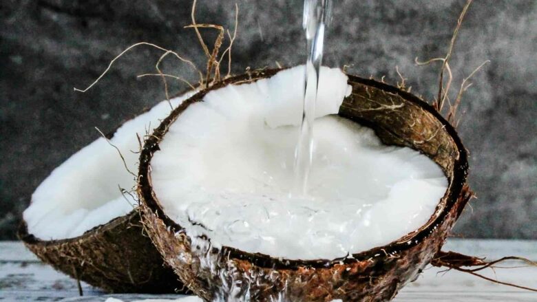 manfaat minum air kelapa