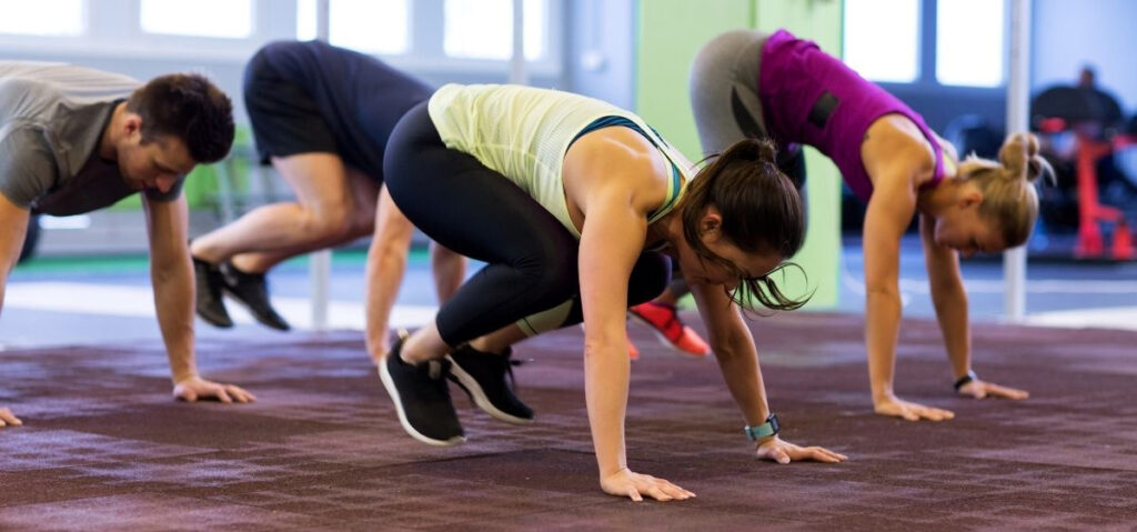 squat thrust adalah salah satu jenis olahraga yang menggunakan massa tubuh