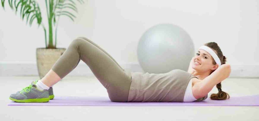 Workout adalah olahraga yang efektif untuk berbagai tujuan, salah satunya saat kamu menerapkan gerakan abdominal crunch ini.