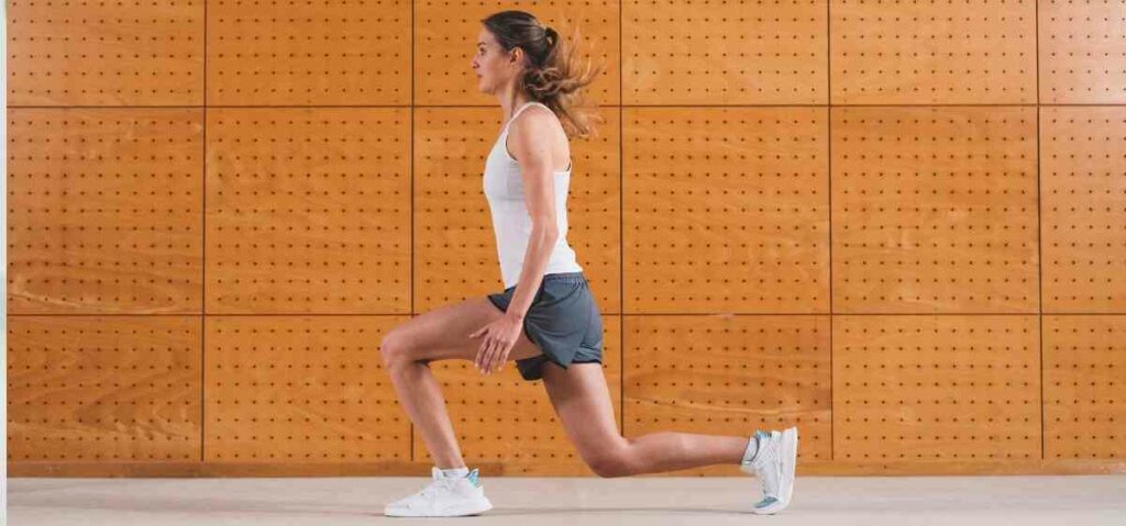 Stationary lunge merupakan salah satu gerakan workout yang bisa dicoba di rumah.