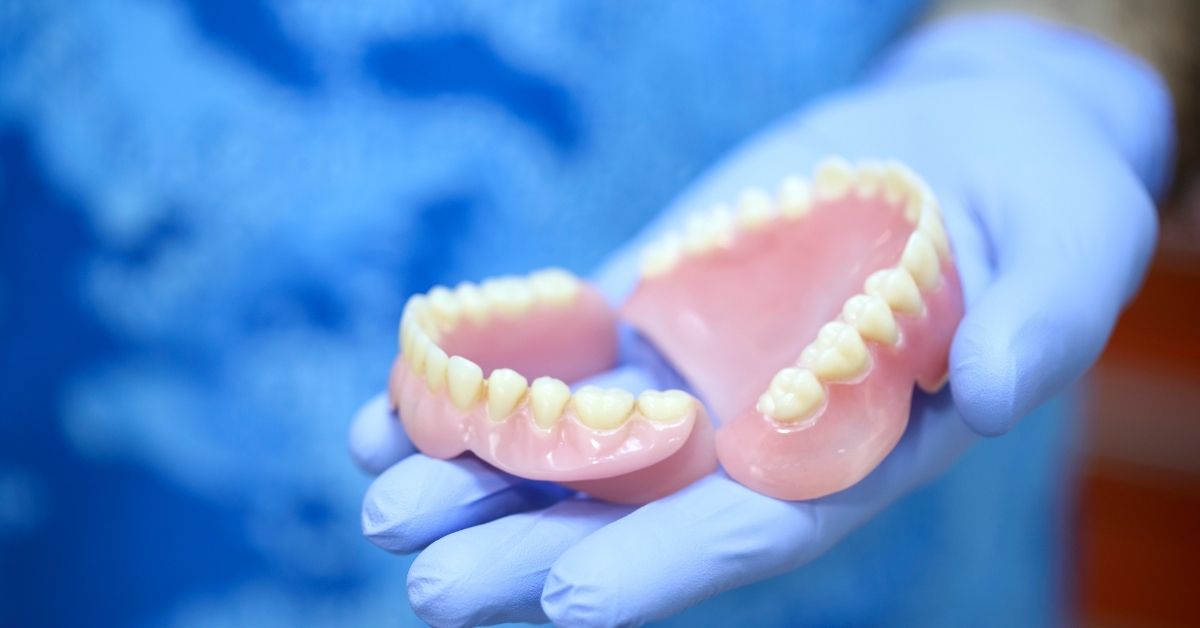 Apa itu Protesa Gigi? Pengertian & Fungsinya!