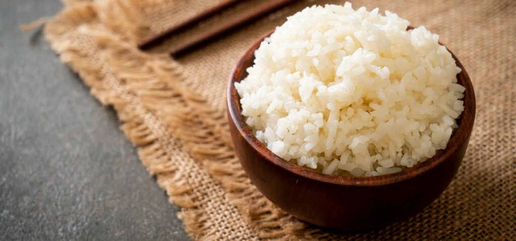 apakah nasi adalah makanan yang tinggi karbohidrat?