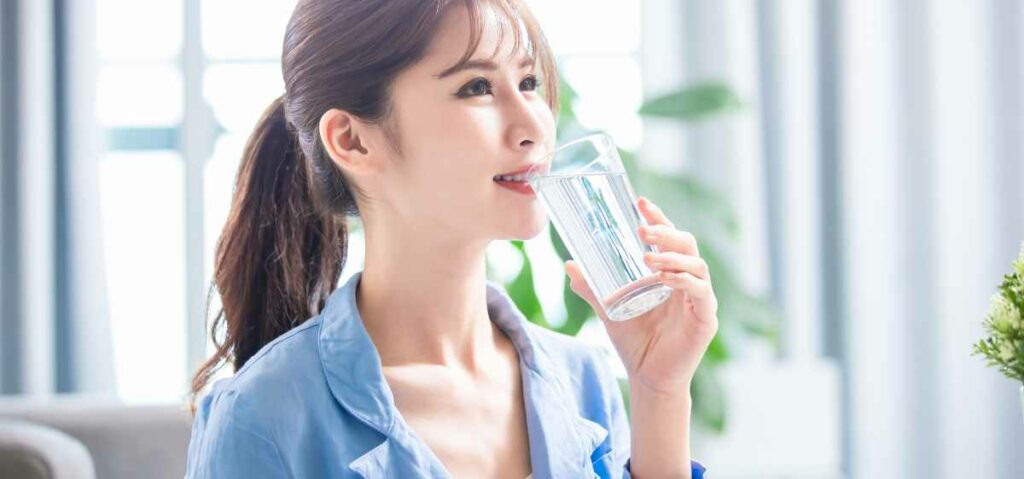 Mengonsumsi air putih adalah cara hidup sehat yang murah. 