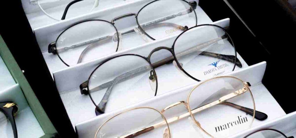 apakah kacamata anti radiasi efektif? Tentu saja. Kacamata anti radiasi dirancang secara khusus untuk menghalau sinar berbahaya atau blue light yang dipaparkan oleh gadget.