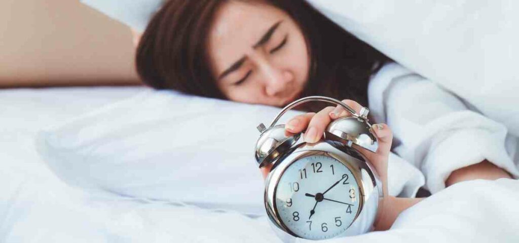 berapa jam waktu tidur yang baik? jam tidur yang baik dikelompokkan berdasarkan usia: