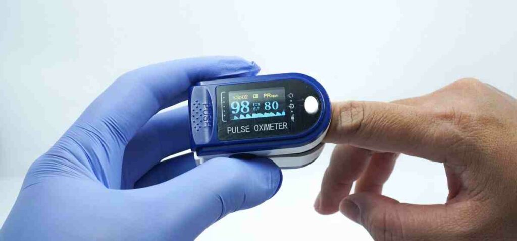 Pulse oximeter adalah alat yang digunakan untuk pemeriksaan kadar oksigen dalam darah serta detak jantung. 