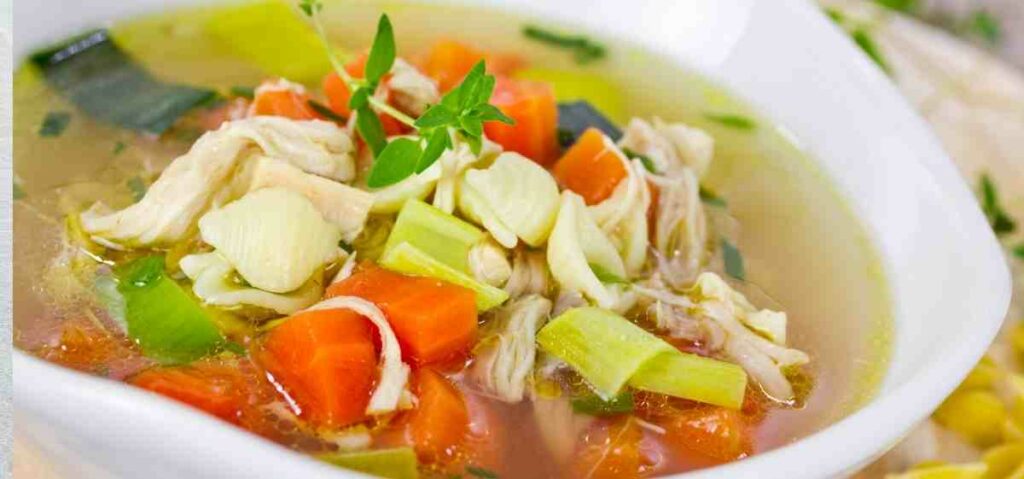 semangkuk sup ayam mengandung vitamin C, vitamin A, antioksidan, dan mineral.