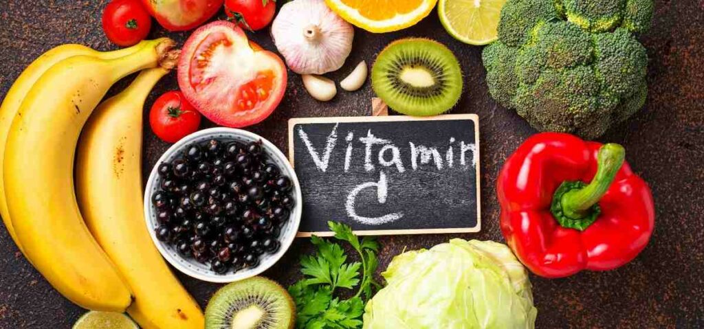 Pada lansia, fungsi vitamin C dapat membantu tubuh melawan berbagai penyakit dan infeksi, memperbaiki jaringan tubuh, mempercepat penyembuhan luka, hingga menjaga sistem kekebalan tubuh.