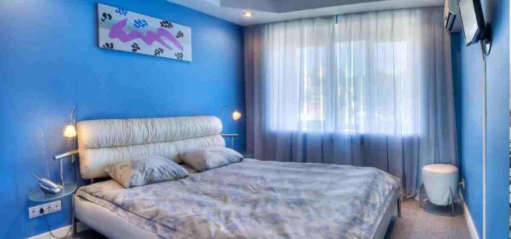 warna biru juga bisa menciptakan suasana kamar tidur yang santai, harmonis, hingga menenangkan.