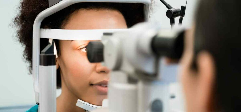 Apa Itu Mata Silinder? Astigmatisme atau mata silinder adalah gangguan pada mata, akibat adanya kelengkungan kornea atau kornea mata yang tidak sempurna.