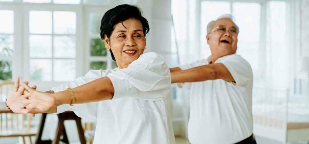 Apa yang Dimaksud Senam Lansia? Senam lansia adalah serangkaian gerak teratur dan terarah yang dirancang khusus untuk orang yang memasuki usia lanjut.