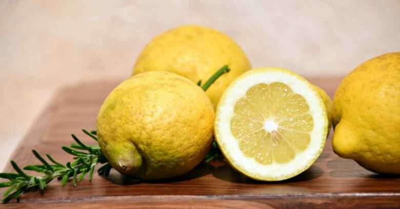 Sering dimanfaatkan dalam berbagai masakan karena rasanya yang asam, tajam, dan segar, lemon mempunyai segudang manfaat untuk kesehatan maupun kecantikan.