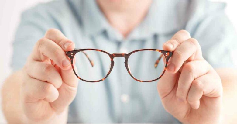 Silinder merupakan salah satu gangguan yang terjadi pada penglihatan yang menyebabkan kemampuan melihat menjadi terbatas.