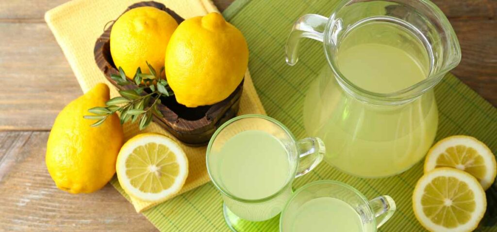 Misalnya kamu bisa membuat air lemon sederhana dengan cara peras lemon dan buang bijinya jika perlu. Kemudian tambahkan air dingin dan air mendidih supaya temperaturnya menjadi hangat.