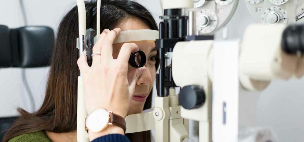 Salah satu cara mencegah mata buram adalah dengan melakukan pemeriksaan secara teratur dengan dokter spesialis mata.