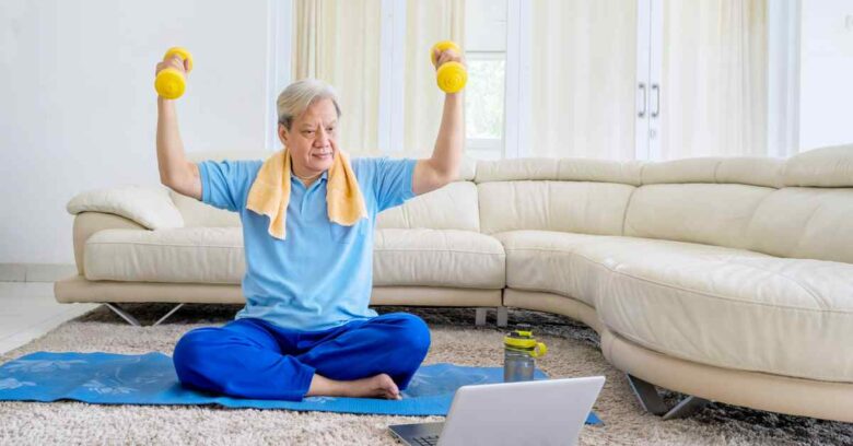 Senam lansia memiliki banyak manfaat bagi tubuh seperti melatih keseimbangan, kesehatan tulang, dan lainnya.