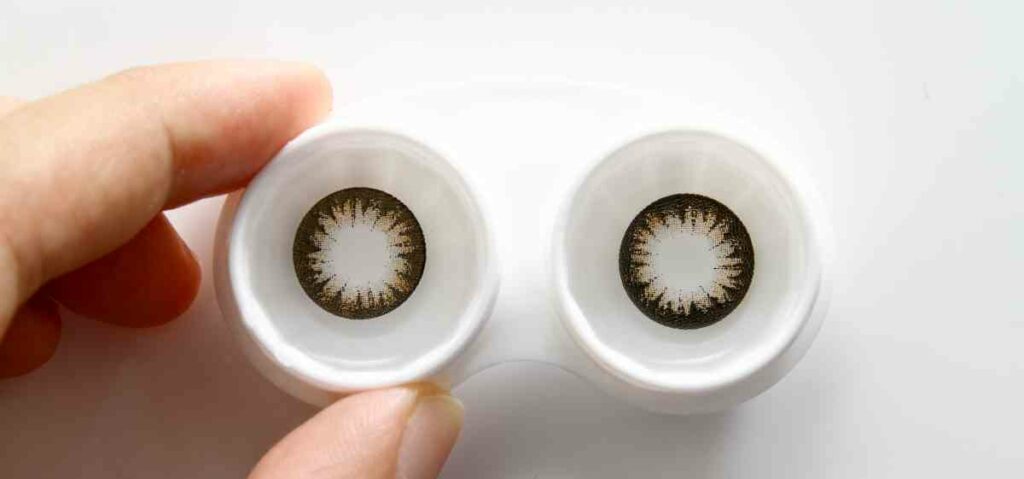 Softlens toric adalah lensa kontak khusus untuk penderita mata silinder.