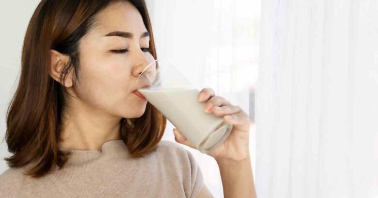 Menaikkan berat badan sebenarnya tidak sulit lho, karena kamu bisa mengonsumsi susu penambah berat badan. 
