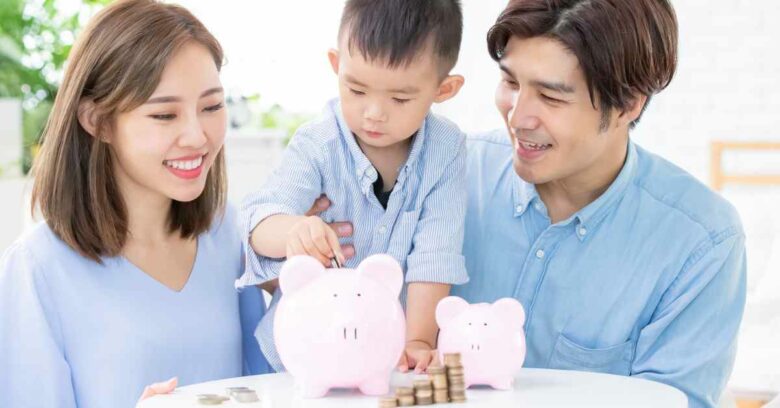 Ada banyak cara mengatur keuangan rumah tangga seperti menabung, bawa bekasl sendiri, kurangi belanja, dan lainnya