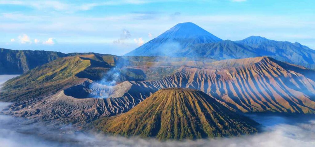 Gunung Bromo terletak di Provinsi Jawa Timur, serta berada di empat wilayah kabupaten, yaitu Kabupaten Lumajang, Pasuruan, Malang, dan Probolinggo.