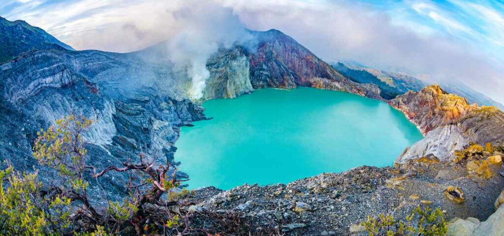 Gunung Ijen menjadi salah satu rekomendasi gunung di Pulau Jawa untuk pendaki pemula.