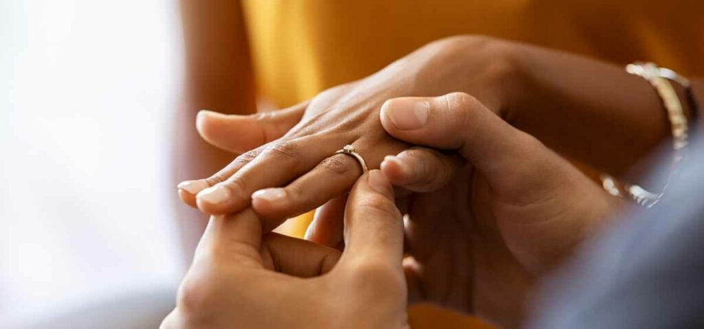 pasangan yang sudah bertunangan akan memilih waktu pernikahan, kurang lebih selama setahun.