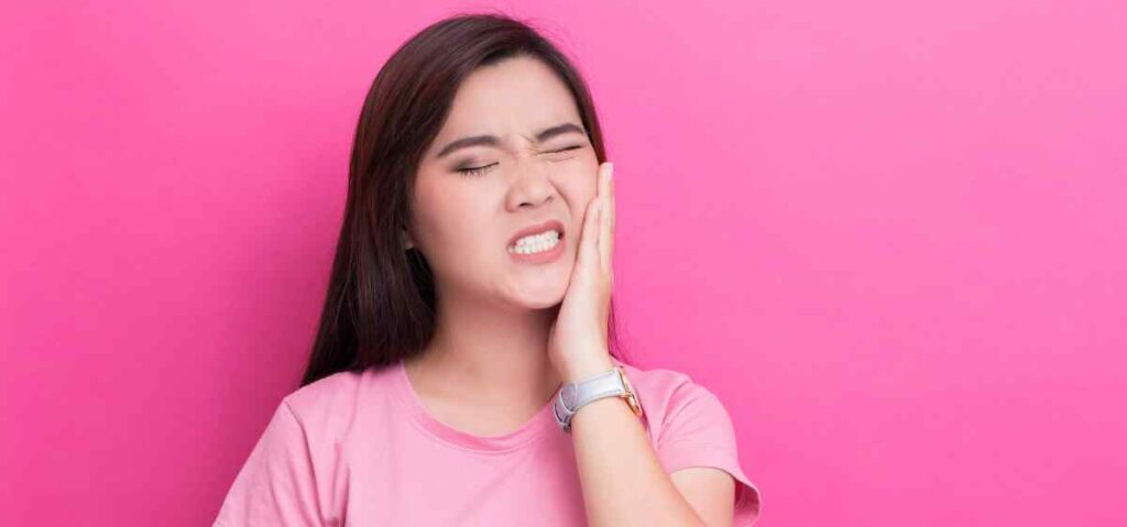 Menghilangkan sakit gigi berlubang memang tidak bisa instan, melainkan perlu pergi ke dokter gigi untuk mengetahui akar penyebabnya. Namun, kamu bisa meredakan sakit gigi dengan beberapa pilihan obat di apotik seperti ibuprofen dan paracetamol