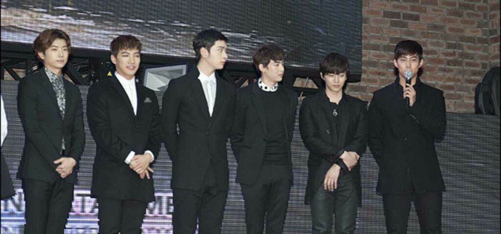 2PM yang mulai dari 2008 masuk ke generasi kedua Kpop idol dari JYP Entertainment.