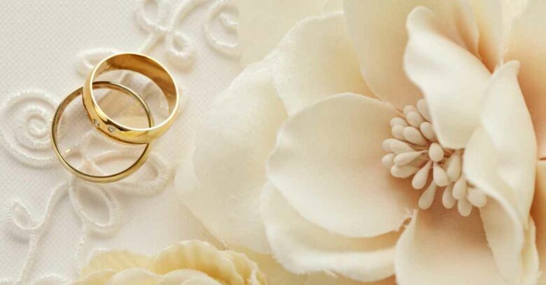 Cincin Nikah di Jari Manis Kanan atau Kiri? menaruh cincin di jari manis menandakan bahwa hati sudah terisi.