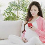Aplikasi kehamilan adalah aplikasi yang dapat digunakan oleh ibu hamil untuk memantau perkembangan janin dan melacak perubahan pada tubuh mereka selama kehamilan.