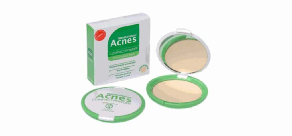 Meskipun termasuk bedak padat, Acnes Compact Powder memiliki formula ringan yang mampu mengontrol minyak di wajah.