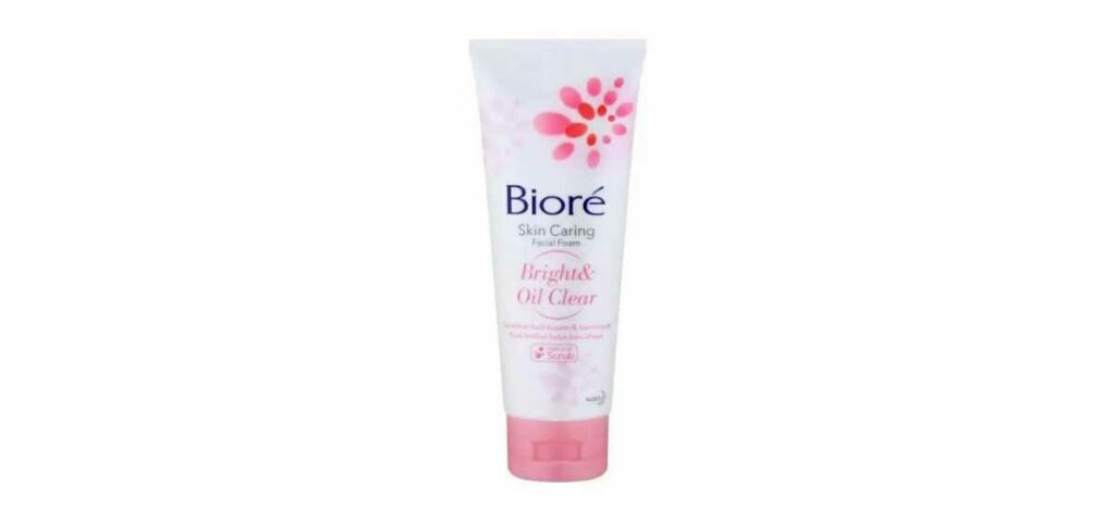 Biore Skin Caring Facial Foam Bright & Oil Cleanser mengandung butiran jagung yang berfungsi membersihkan wajah secara maksimal dan mengatasi kulit berminyak.