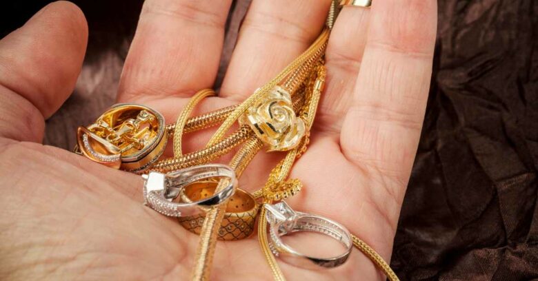 Cara menghitung harga emas perhiasan berbeda dengan emas murni karena saat diolah menjadi perhiasan, emas akan dicampur dengan bahan lain sehingga mengurangi kemurniannya.