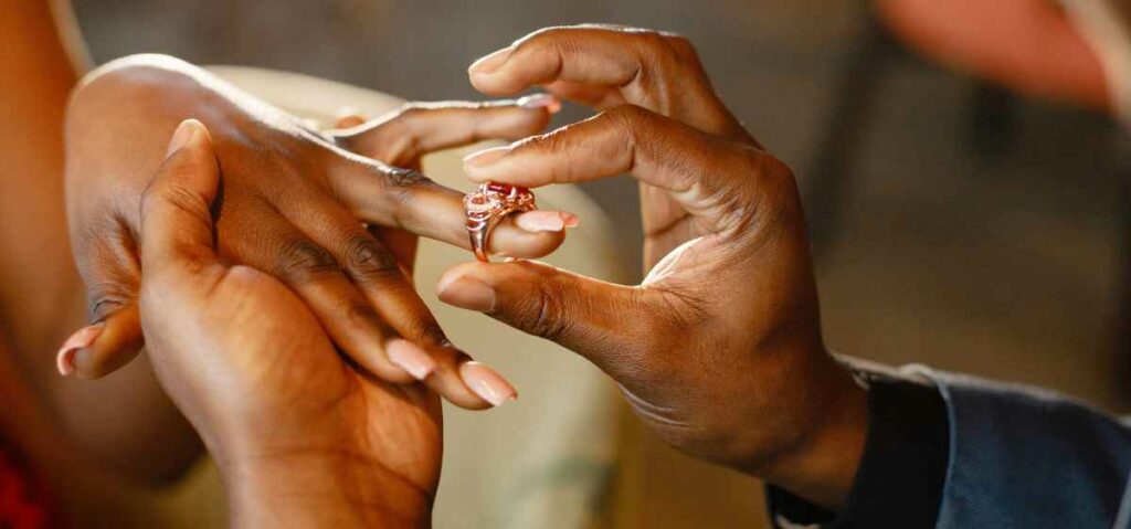 Di mana letak cincin tunangan? Secara tradisi, cincin pertunangan dipakai di jari manis tangan kiri.