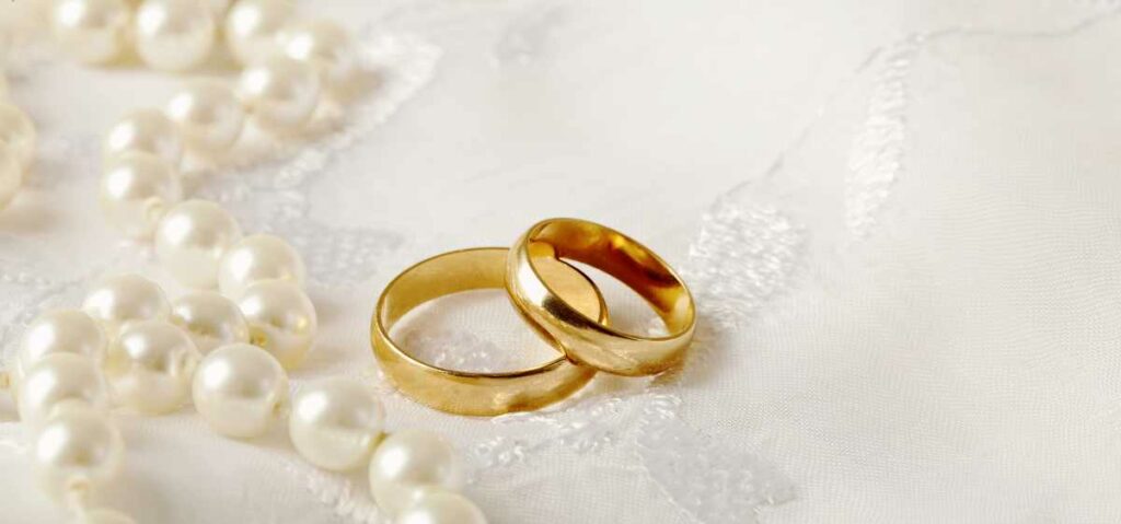 Pada umumnya, cincin pernikahan dikenakan di jari manis tangan kanan.