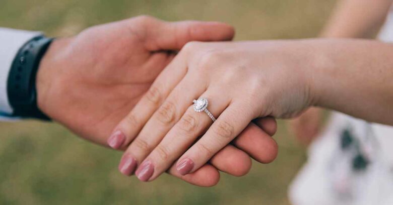 pasangan mengenakan cincin tunangan di jari manis kiri karena dianggap terhubung ke jantung, tempat semua perasaan cinta berkembang.