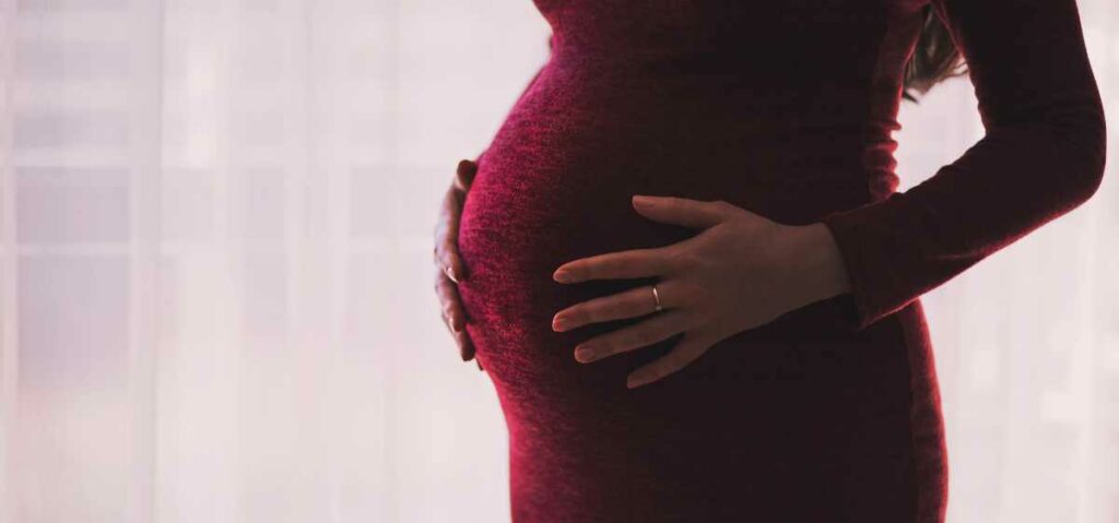 tanda hamil muncul sejak wanita telat menstruasi atau paling lambat 6 minggu sejak haid terakhir. 