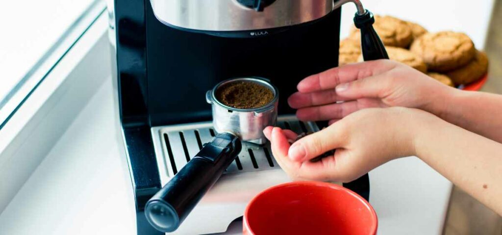 Memberikan kado coffee maker bisa menjadi hadiah yang berguna untuk cowok pencinta kopi.