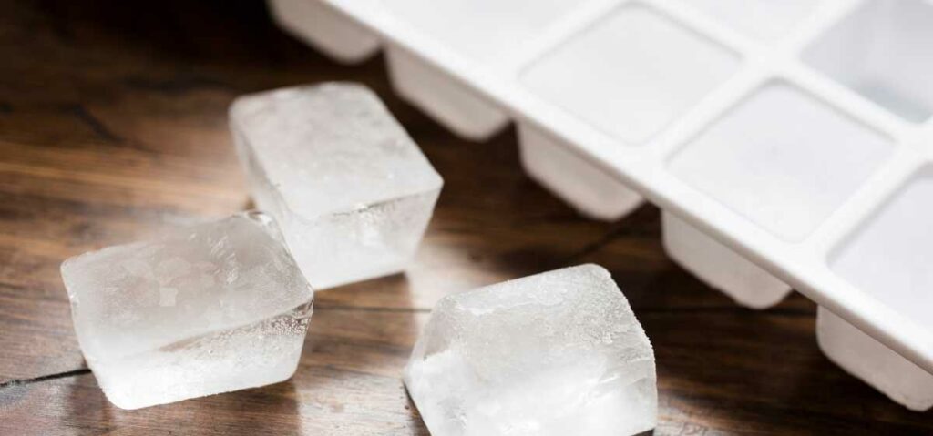 Salah satu cara mengatasi bruntusan yang bisa kamu coba adalah es batu. Sensasi dingin dari es baru akan mengurangi rasa gatal akibat bruntusan.