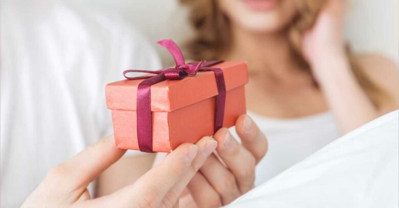 Memberi hadiah atau kado untuk cowok seringkali menjadi tradisi wajib untuk moment-moment tertentu contohnya seperti perayaan ulang tahun, anniversary, wisuda, dan sebagainya.