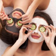 memilih masker wajah untuk kulit berjerawat dan berminyak bisa menjadi solusi mengurangi minyak di wajah.