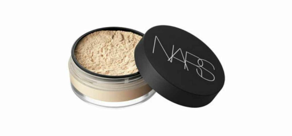 Nars Soft Velvet Loose Powder merupakan jenis bedak untuk wajah berminyak yang tidak hanya berfungsi untuk mengunci foundation tapi juga memberikan efek anti kilap.