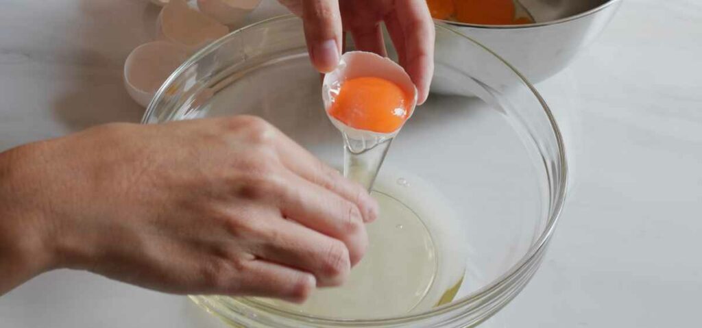 Putih telur merupakan salah satu bahan alami penghilang komedo yang memiliki sifat mengencangkan kulit dan membantu menghilangkan komedo.
