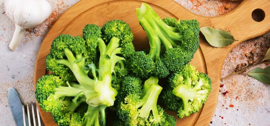 Brokoli memiliki kandungan yang berpotensi memicu reaksi alergi pollen (serbuk sari) pada makanan. 