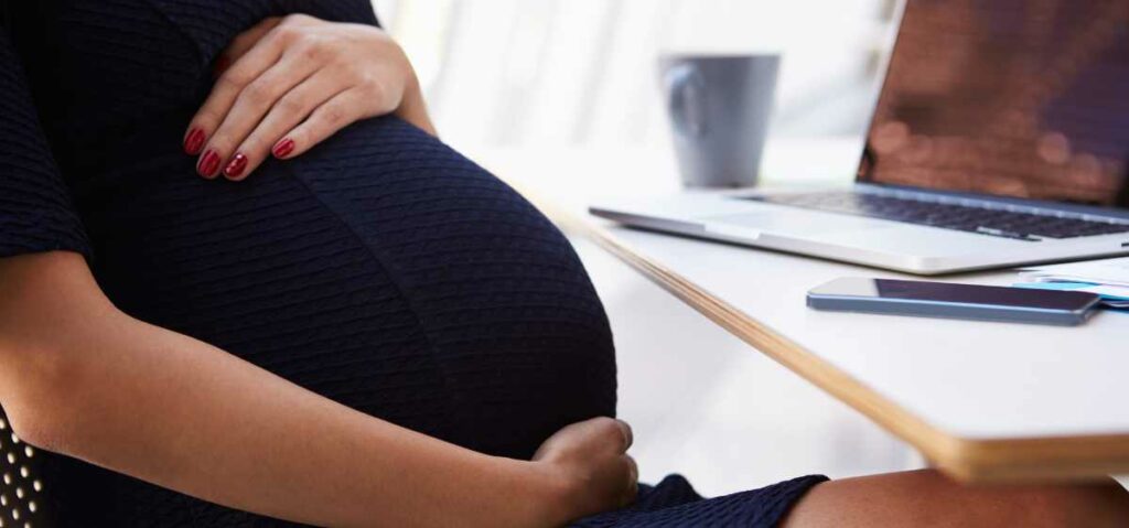 Gerakan bayi biasanya mulai dirasakan saat memasuki usia kehamilan 18-24 minggu. Jika ibu hamil menjalankan ibadah puasa pada minggu-minggu tersebut, perlu diwaspadai jika pergerakan bayi kurang atau bayi tidak bergerak dalam kandungan.