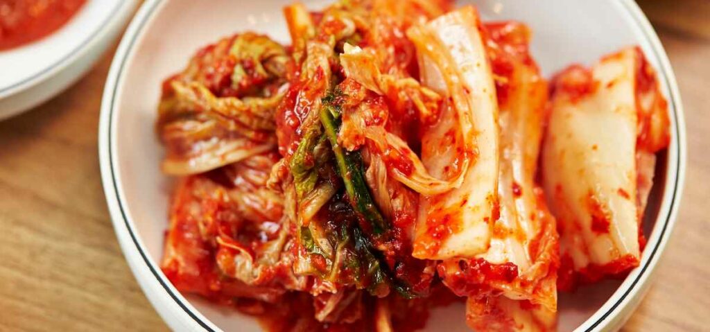 Makanan penurun gula darah tinggi selanjutnya adalah kimchi. Makanan fermentasi seperti kimchi dan asinan kubis (sauerkraut) banyak mengandung bahan-bahan yang baik untuk kesehatan, seperti probiotik, mineral, dan antioksidan.