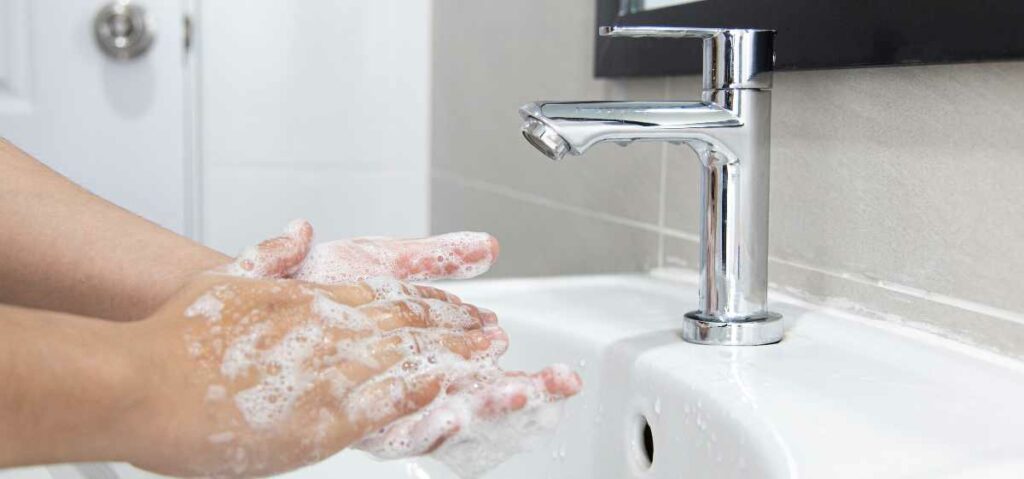 salah satu penyebab telapak tangan kasar adalah penggunaan sabun yang berlebihan